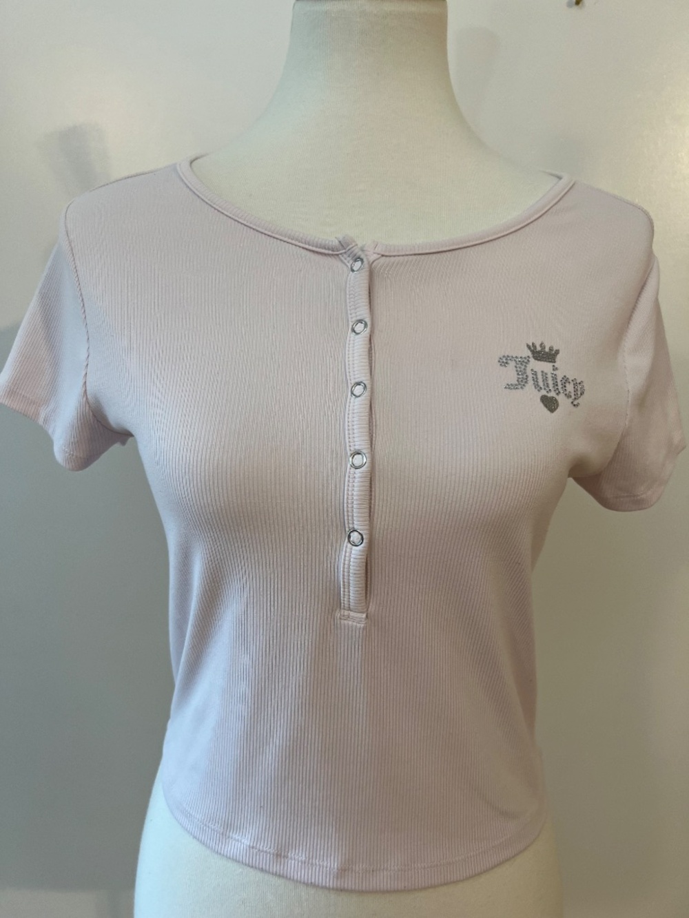 Juicy Couture Ribbed Rhinestone Henley Baby Tee Cropped Pink Snap Logo Sz M